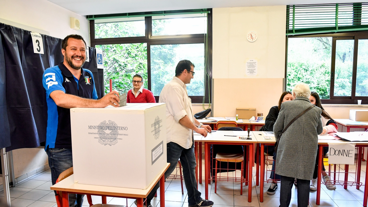 Matteo Salvini mentre vota a Milano