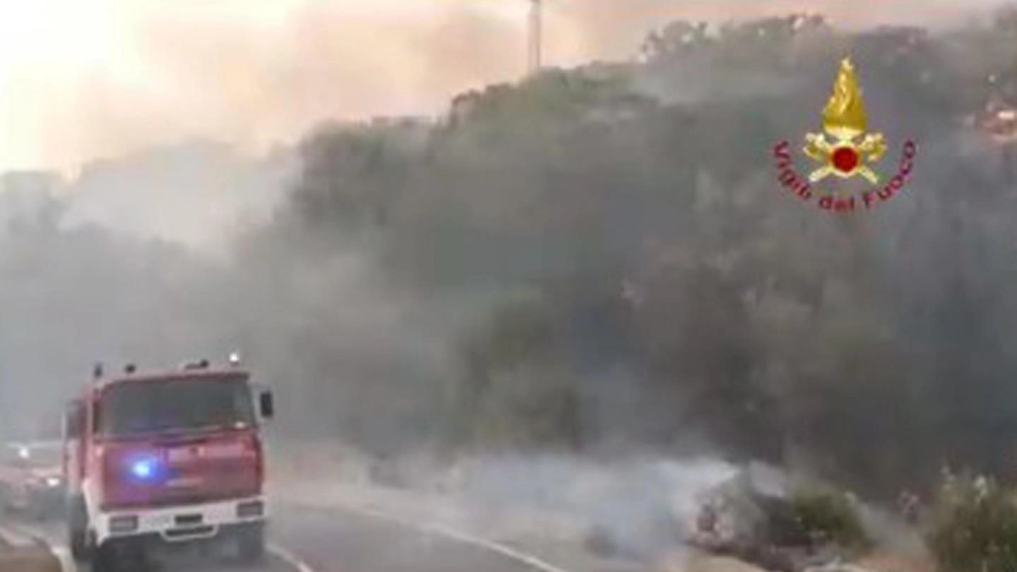 Un momento delle operazioni di spegnimento degli incendi in Sardegna