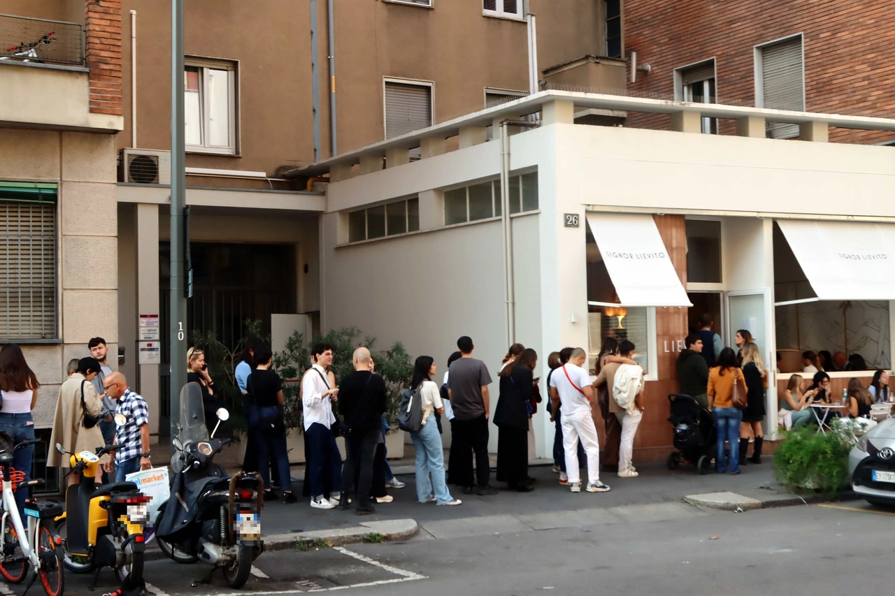 La coda fuori da Signor Lievito in via Maestri Campionesi a Milano