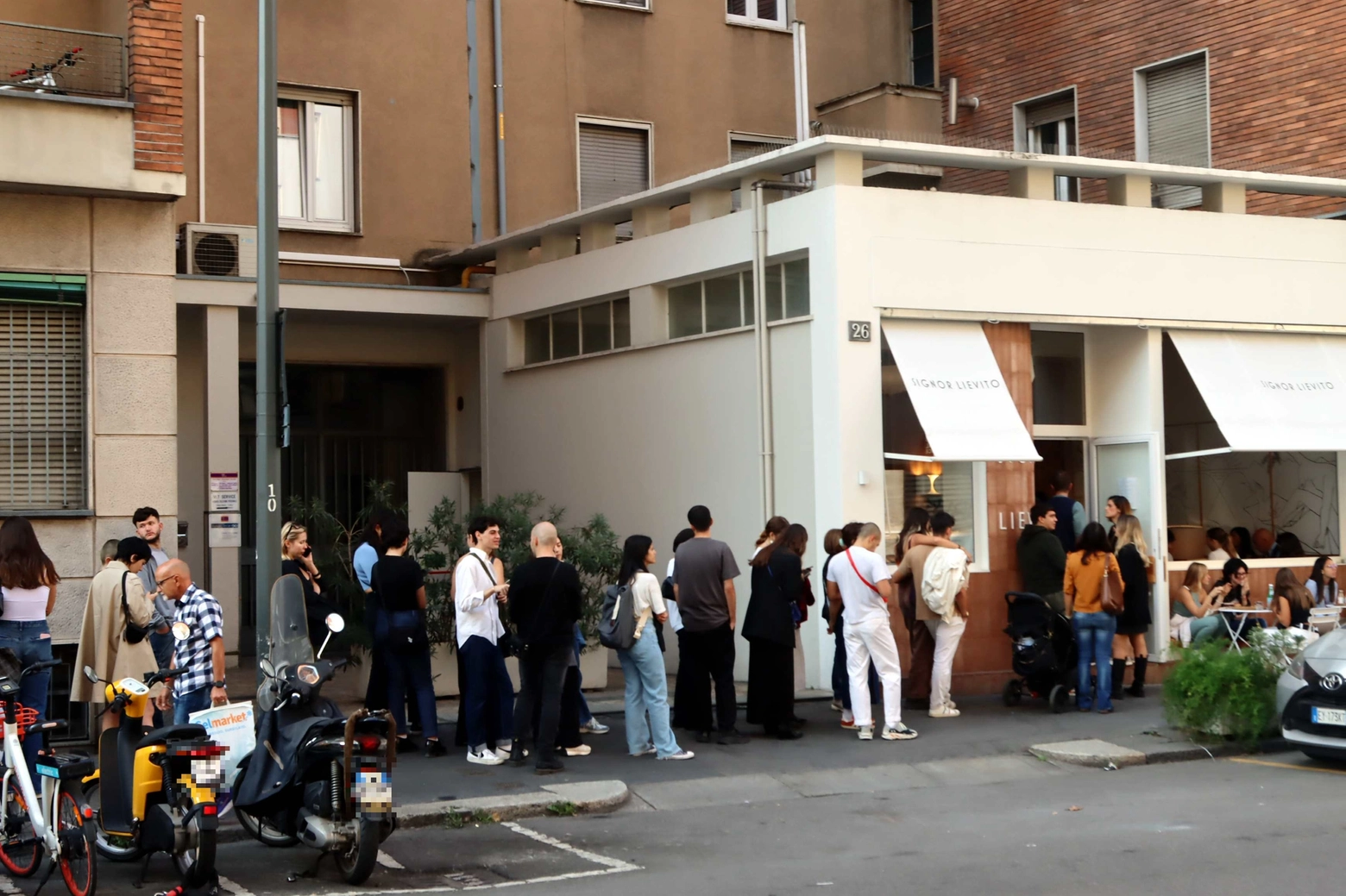 La coda fuori da Signor Lievito in via Maestri Campionesi a Milano