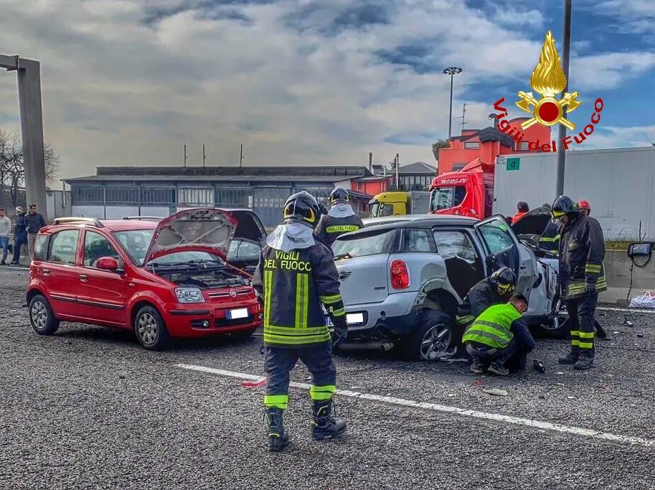 Carate Brianza, scontro fra tre auto sulla Statale 36: traffico bloccato