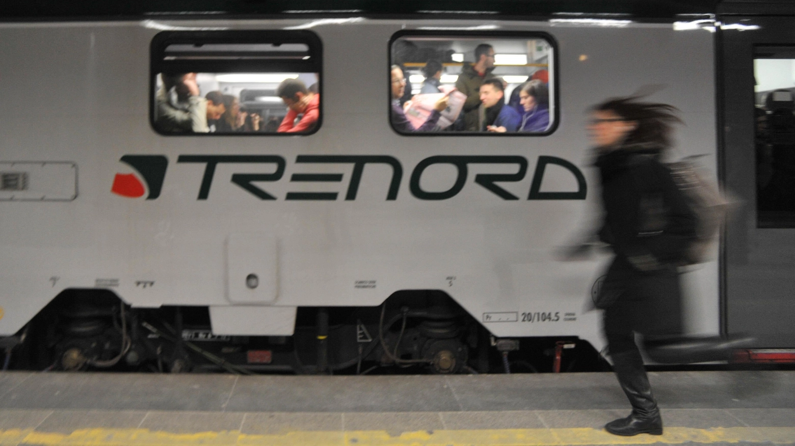 Un treno di Trenord fermo in stazione Un treno di Trenord fermo in stazione