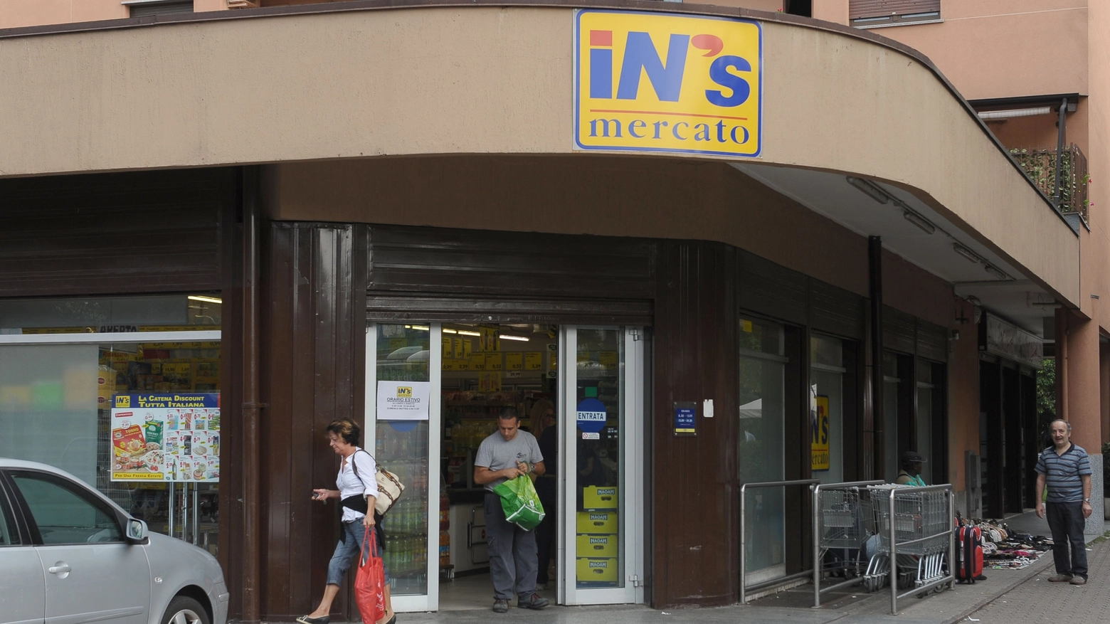 Il supermercato rapinato dai malviventi entrati a volto semicoperto in via Cilea