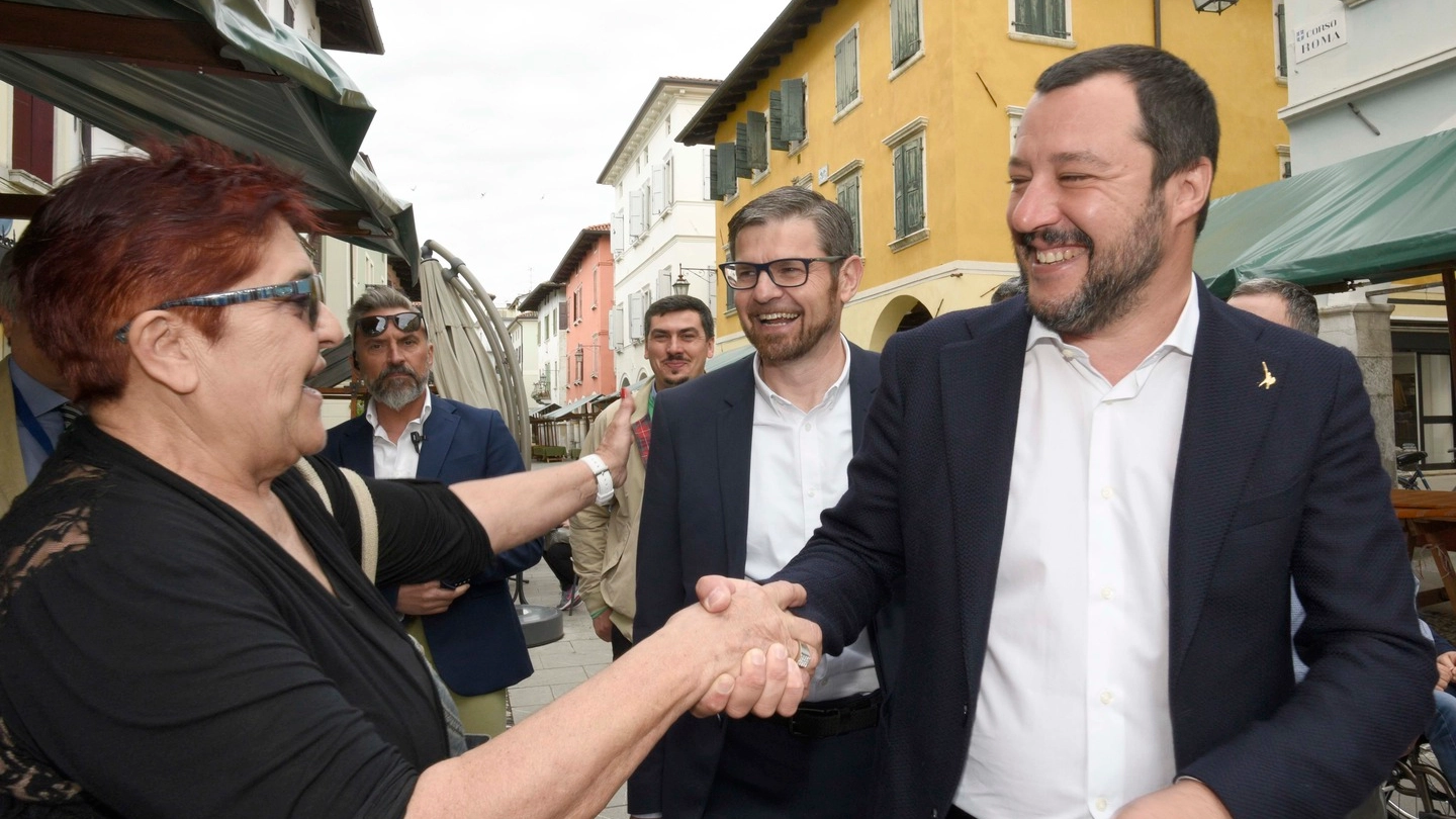 Matteo Salvini stringe la mano a una sostenitrice (Lapresse)