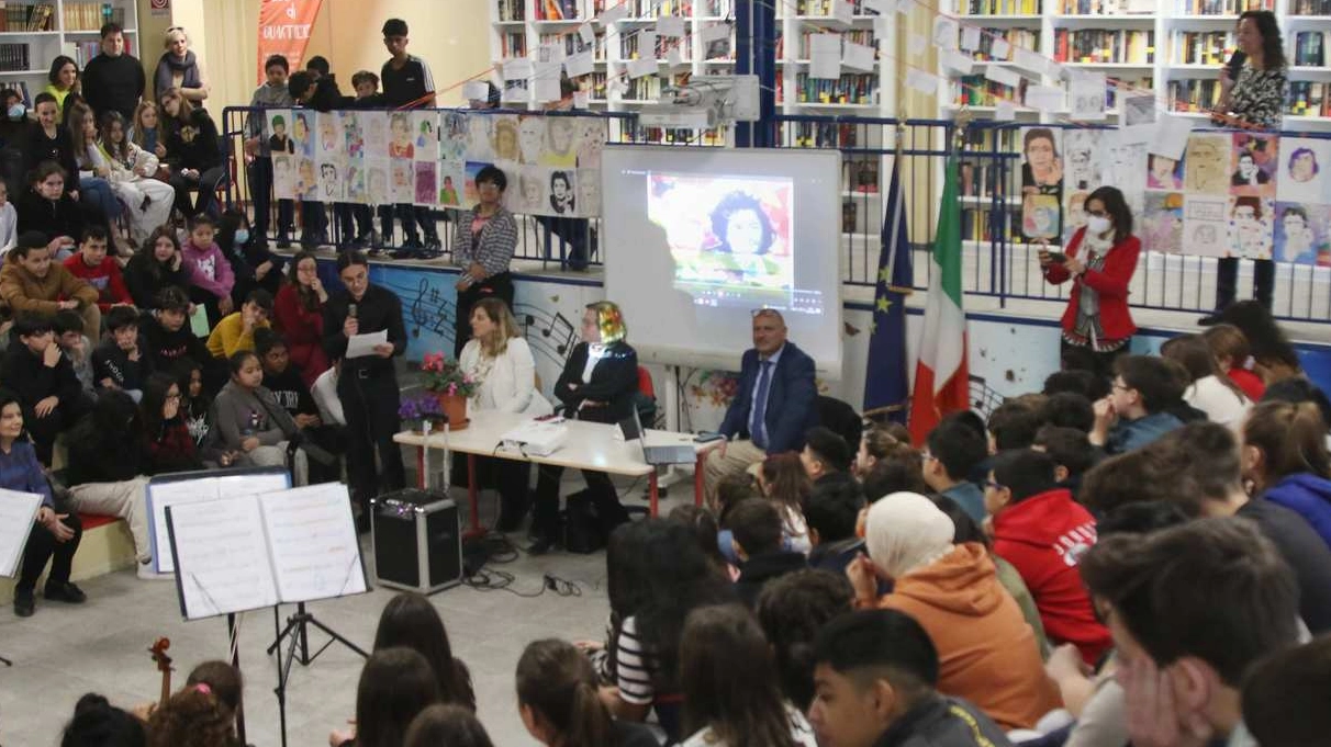 La festa alla scuola Alda Merini con la sottosegretaria all’Istruzione Paola Frassinetti