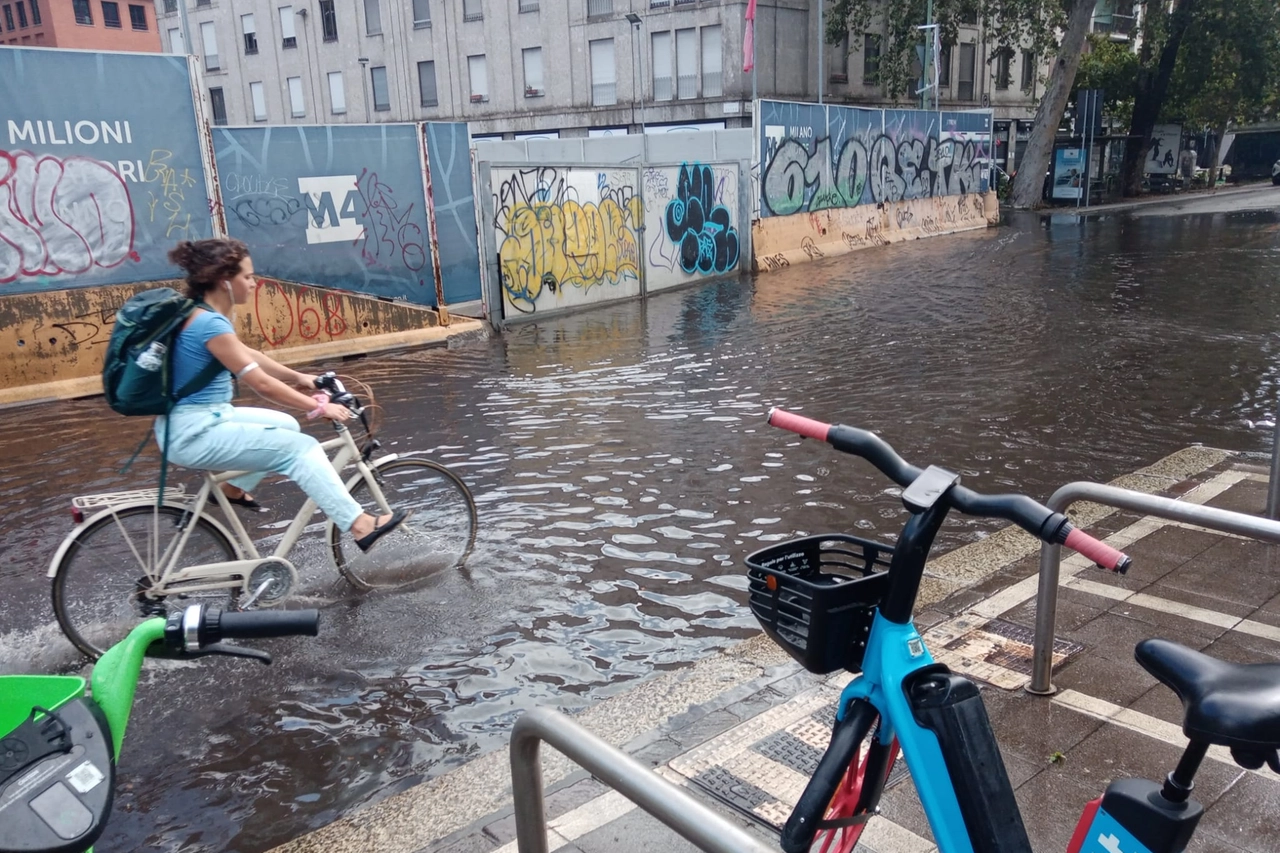 Milano questa mattina, con alcune strade allagate per le piogge intense di questa notte