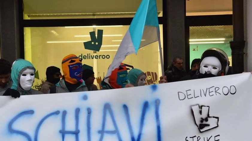 Protesta di rider a Milano contro le condizioni di lavoro a cottimo