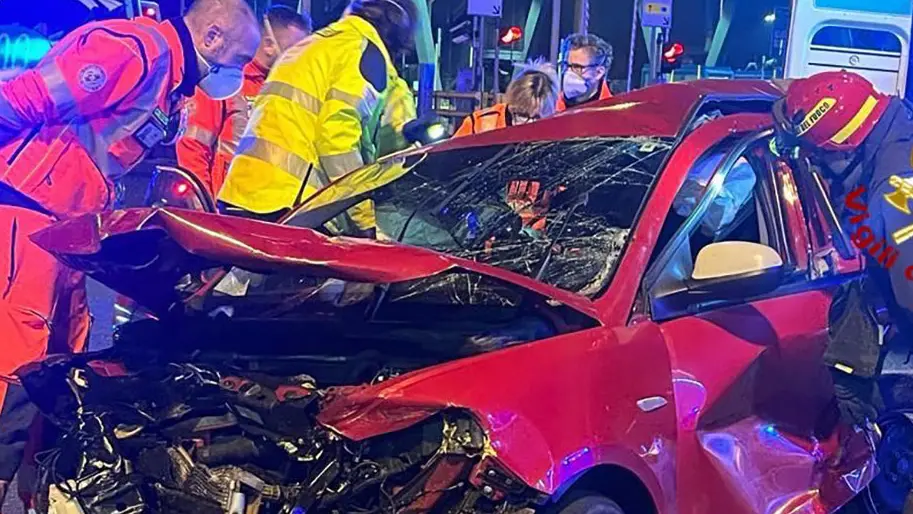 Così fu ridotta l'auto delle due amiche dopo l'impatto Così fu ridotta l'auto delle due amiche dopo l'impatto