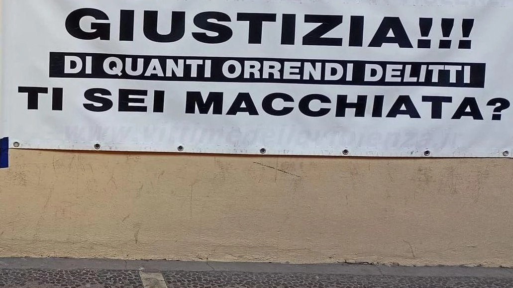 Il padre protestadavanti al tribunale: "Voglio giustizia" Il padre protestadavanti al tribunale: "Voglio giustizia"