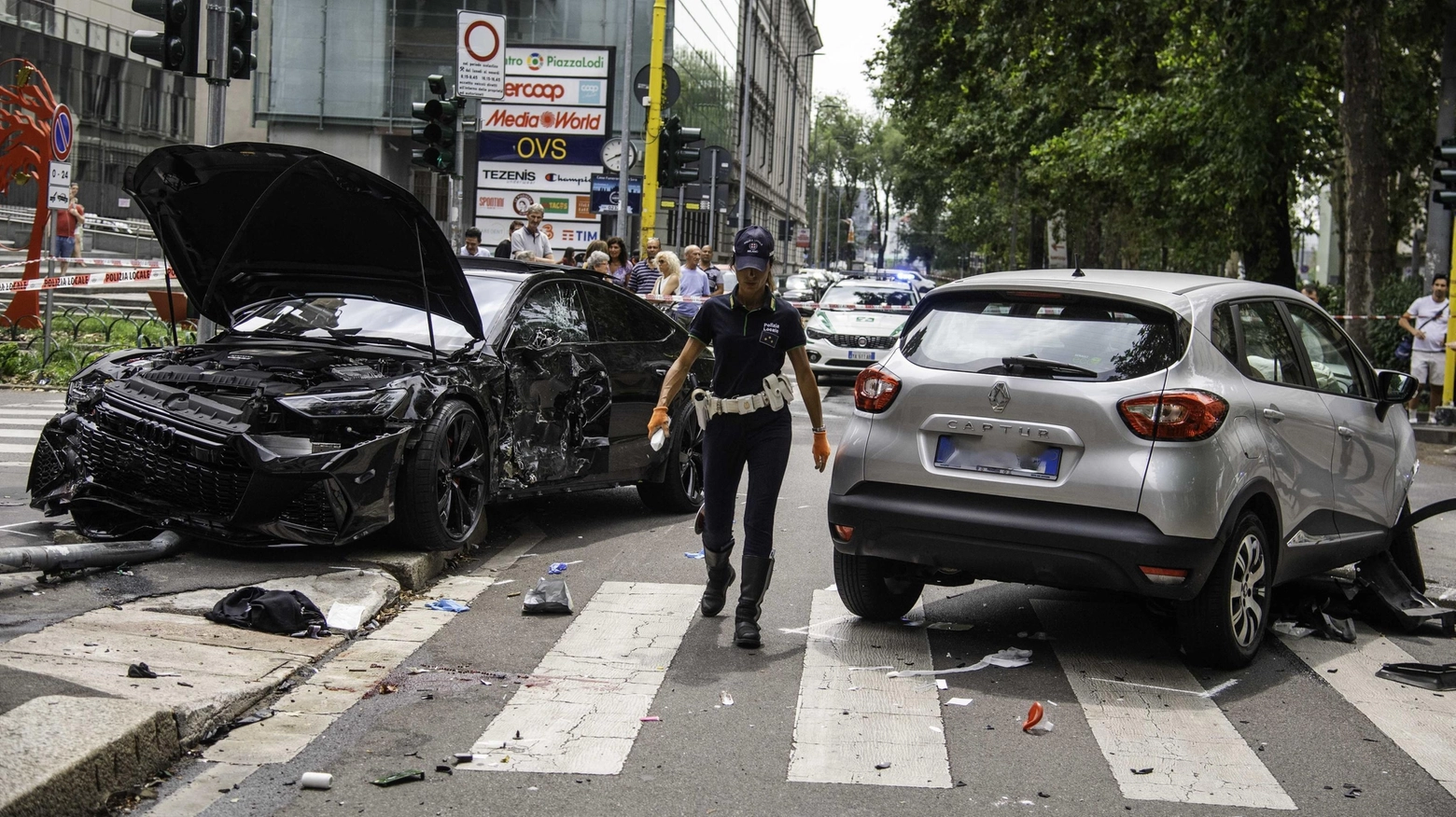 Schiacciato e ucciso al semaforo  Indagati i due automobilisti:  "Manovre vietate e velocità folle"