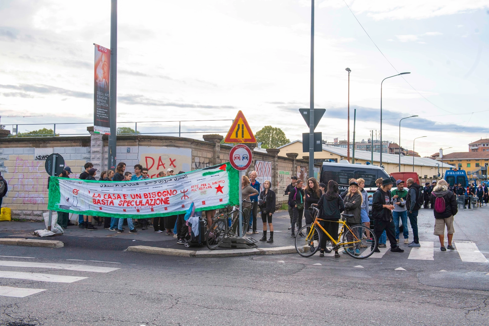 Il presidio di occupanti e volontari
