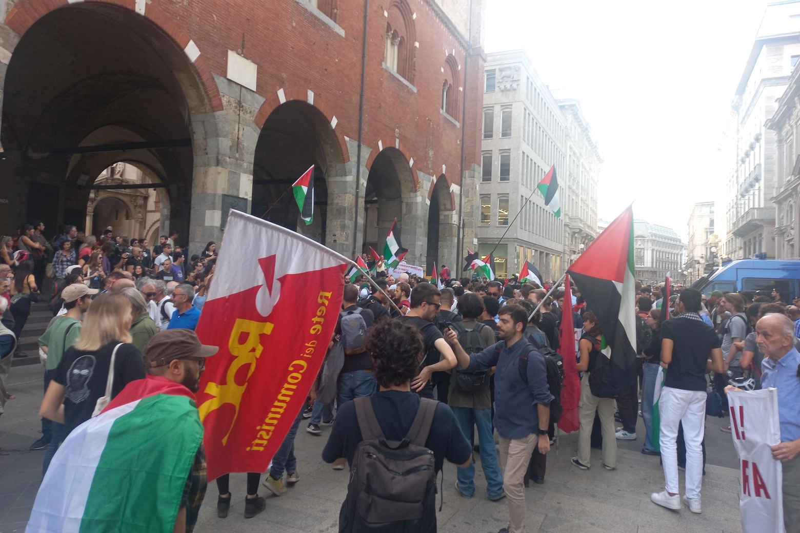 Il presidio pro Palestina in piazza Mercanti a Milano