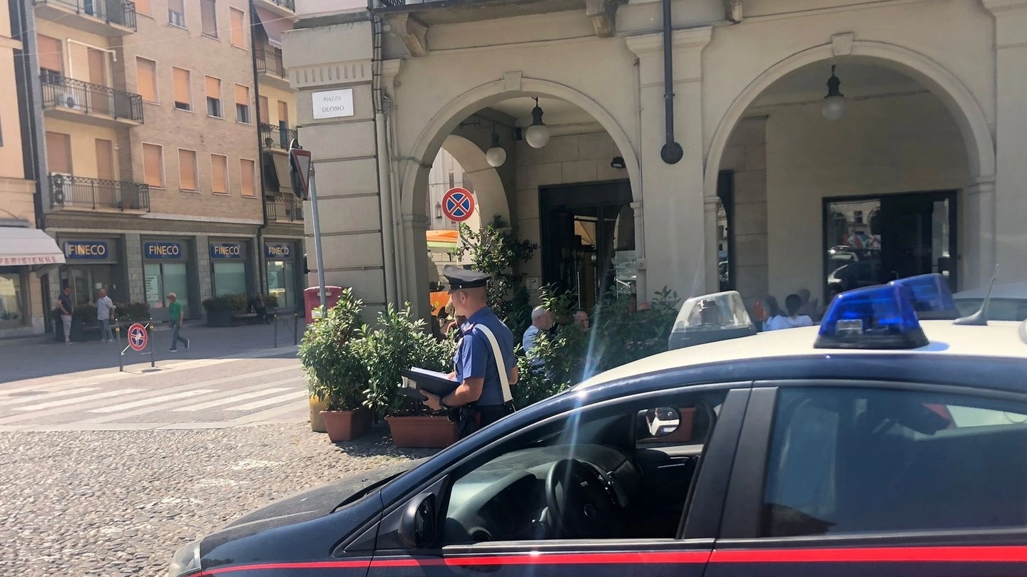 I carabinieri in piazza Duomo nelle vicinanze del bar dove è avvenuta la sparatoria