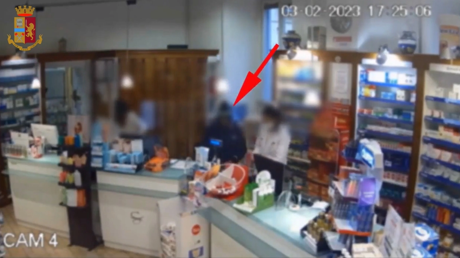 Rapina in farmacia (frame video Polizia)