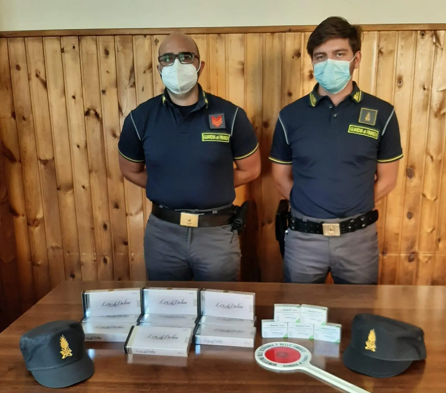 Farmaci e profumi sequestrati dalla GdF