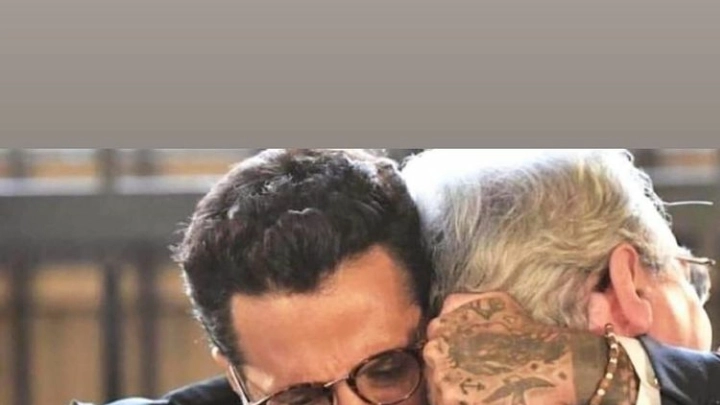 Fabrizio Corona abbraccia l'avvocato Ivano Chiesa (foto da Instagram)