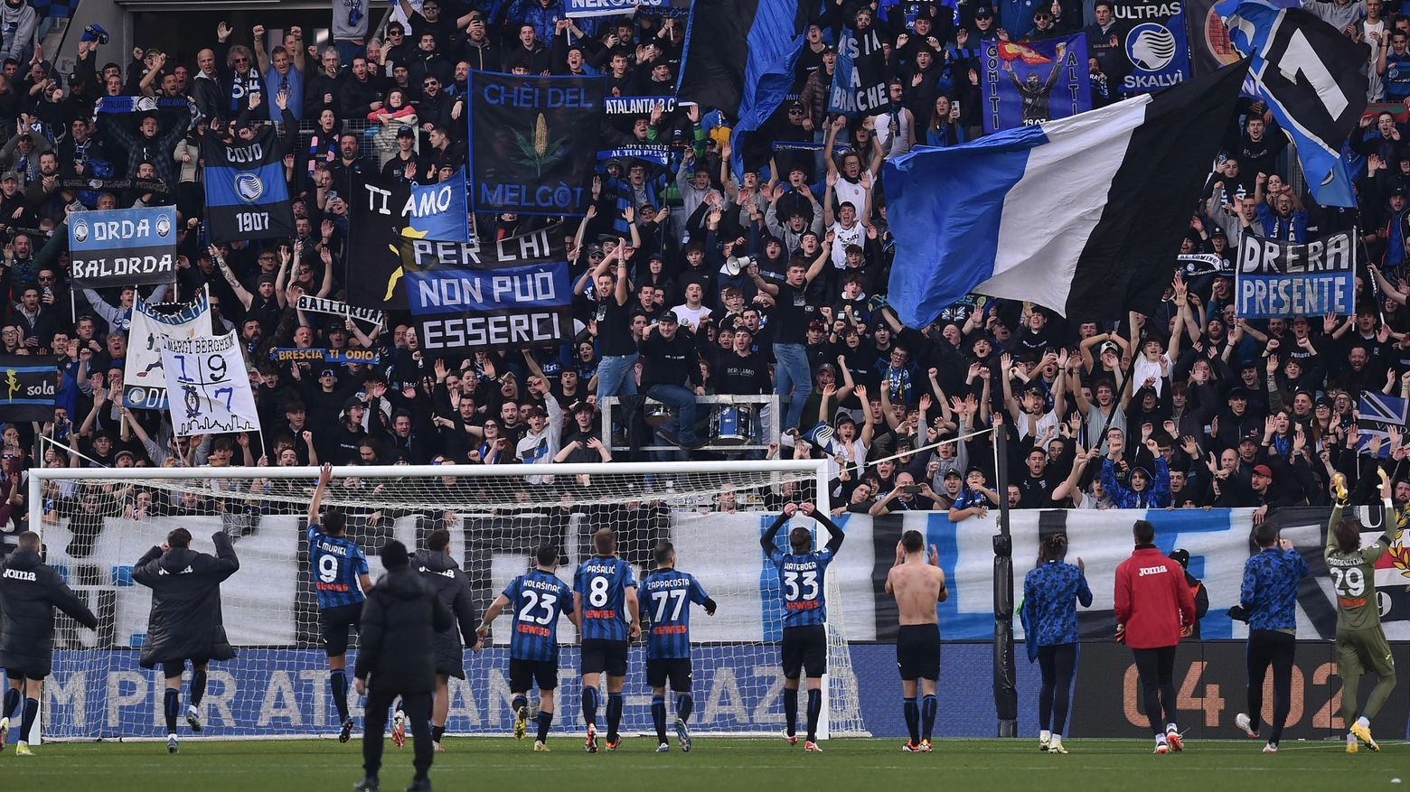 I giocatori dell'Atalanta al termine del match contro l'Udinese Calcio festeggiano sotto la curva il 2-0