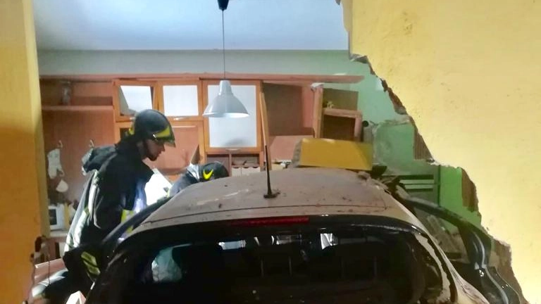 Auto sfonda il muro di una casa ed entra in cucina