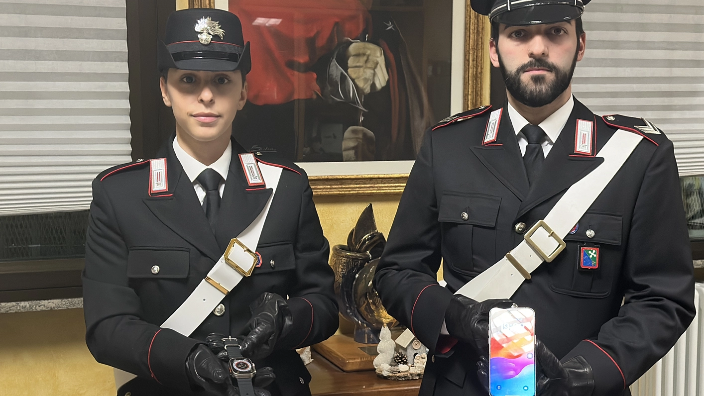 I carabinieri mostrano i prodotti contraffatti