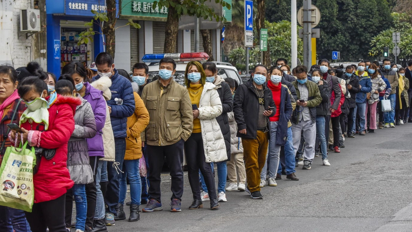 Coronavirus, code in Cina per comprare maschere (Ansa) 
