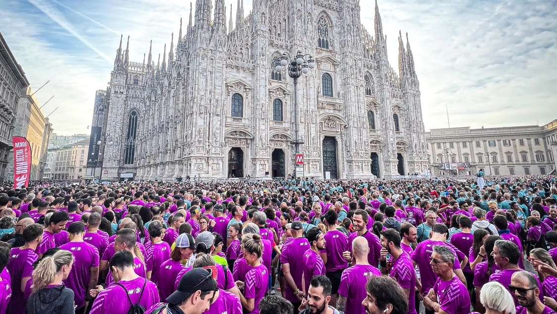 La folla dei runner in piazza Duomo, da dove è partita l'ultima tappa della Deejay Ten La folla dei runner in piazza Duomo, da dove è partita l'ultima tappa della Deejay Ten