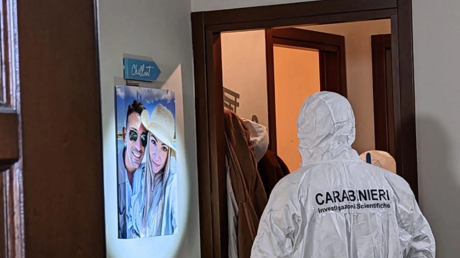 Carabinieri nella casa dell'omicidio di Senago