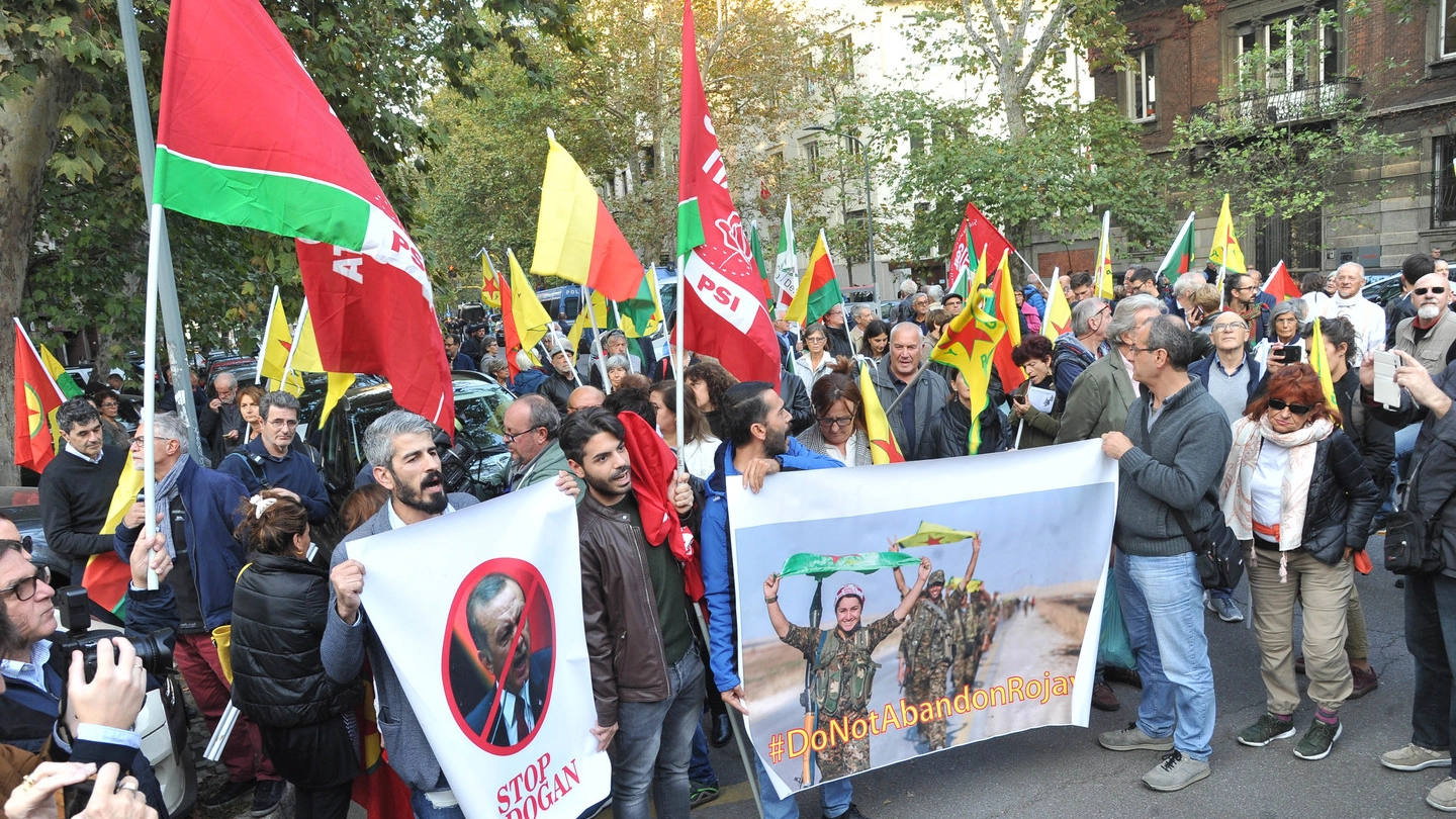 La protesta sotto il consolato turco di Milano (Newpress)