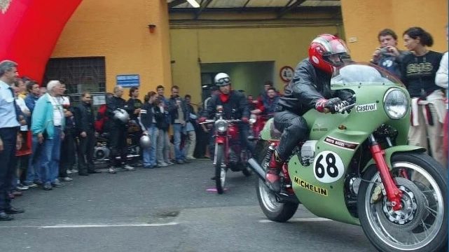 È partito con la rievocazione del Circuito del Lario l’evento che richiama migliaia di centauri: tra omaggi alla storia del marchio e stand gastronomici