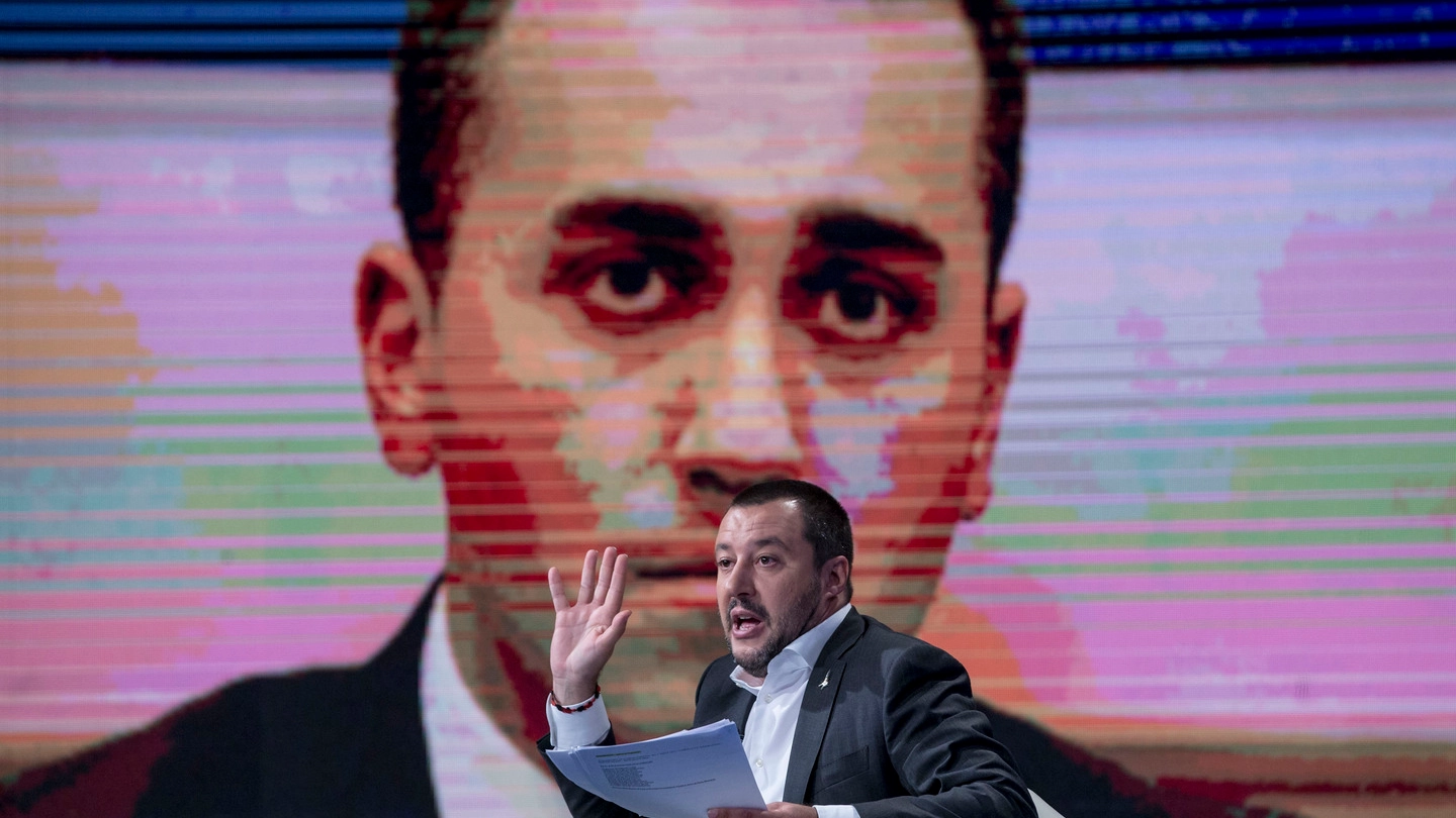 Matteo Salvini, sullo schermo Di Maio (ImagoE)