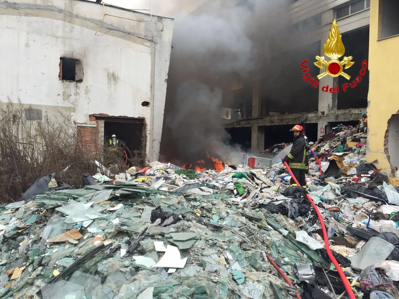 Milano, incendio in capannone: fiamme in via Grassi / VIDEO