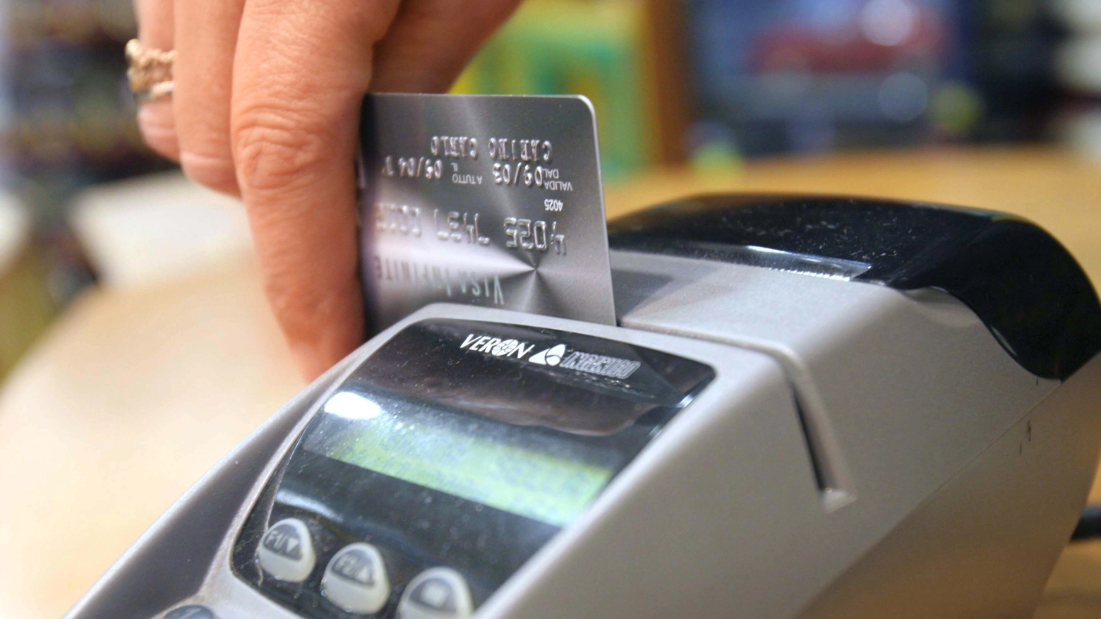 Un pos per i pagamenti con carta di credito o bancomat (ImagoE)