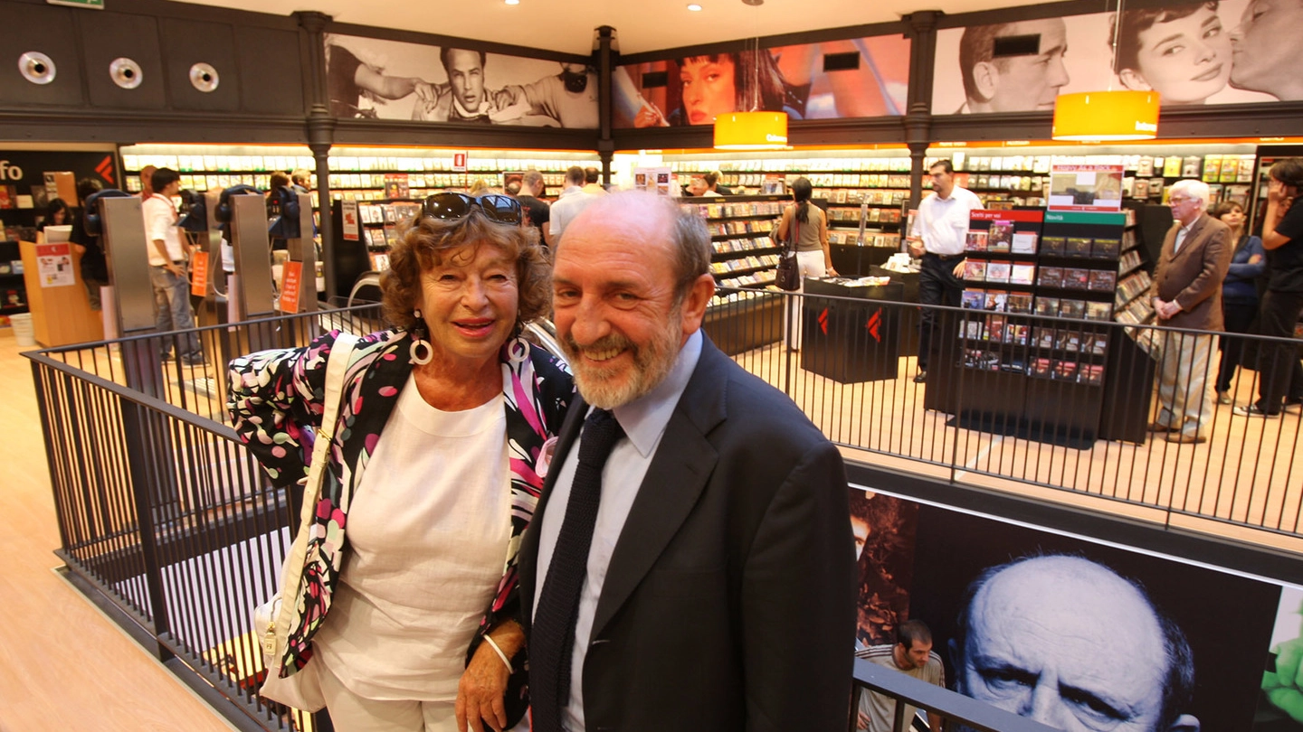 Inge Feltrinelli con il filosofo Umberto Galimberti nello store