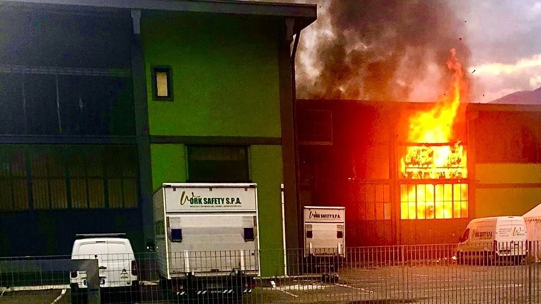 Rogo doloso in un’azienda. I tre autori sono milanesi: arrestati Rogo doloso in un’azienda. I tre autori sono milanesi: arrestati