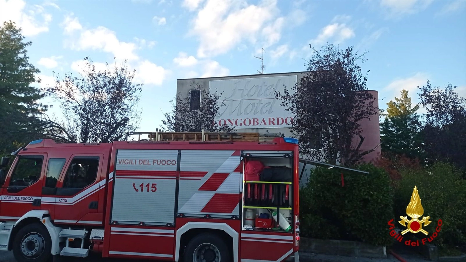 La facciata dell'Hotel Longobardo e l'intervento dei vigili del fuoco