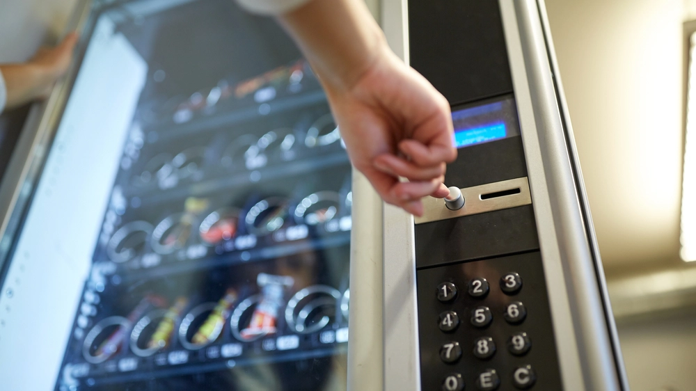 Un distributore automatico di alimenti e bevande Un distributore automatico di alimenti e bevande