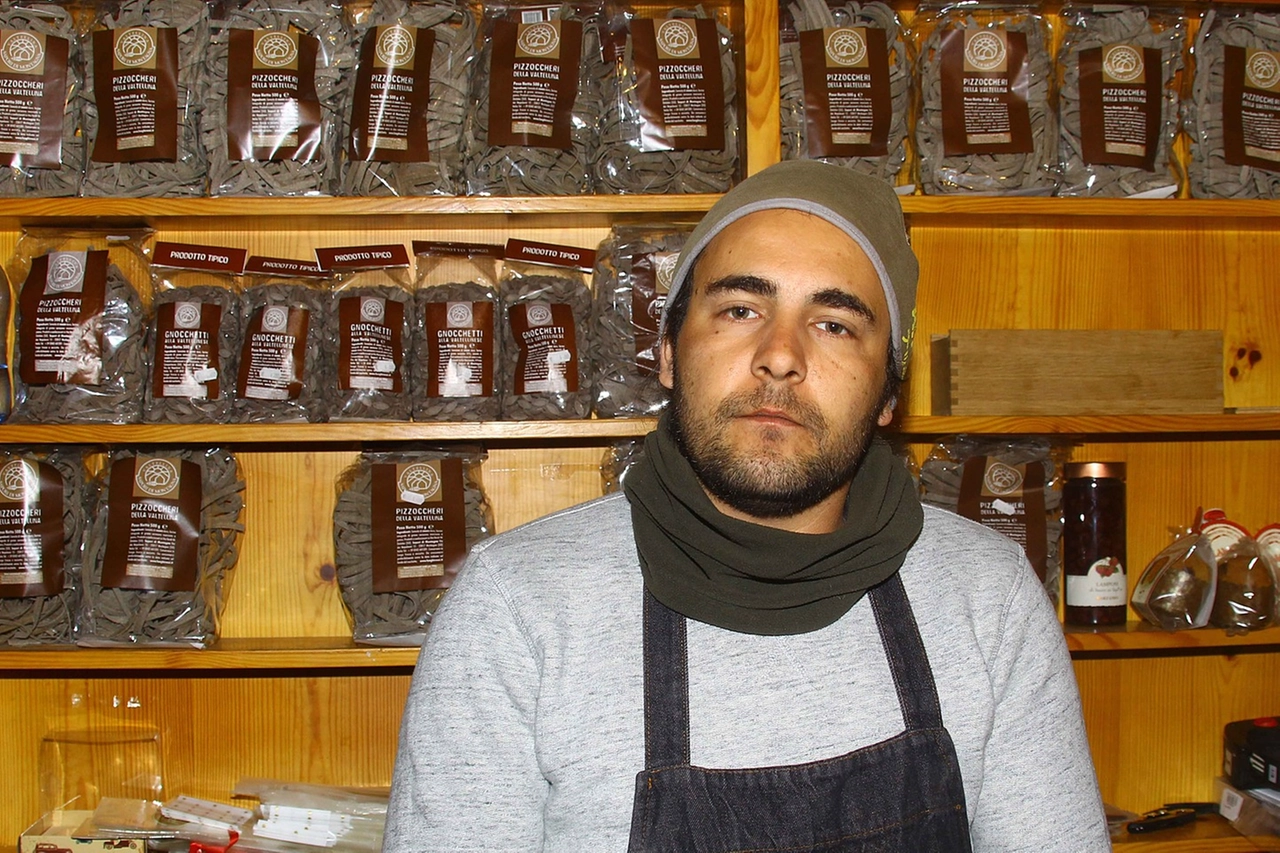 ATTENTI Sopra Patrizio Motta, giovane titolare della gastronomia «Il Camino» di piazzetta Rusconi, e a lato Davide Bertazzini della pescheria «Campello» con un collaboratore: tutti concordano sulla necessità di agire uniti per risollevare il centro storico