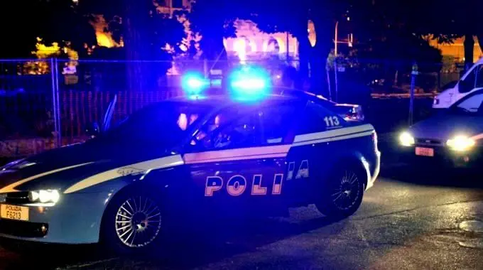 Aggredito e accoltellato in casa da un rapinatore