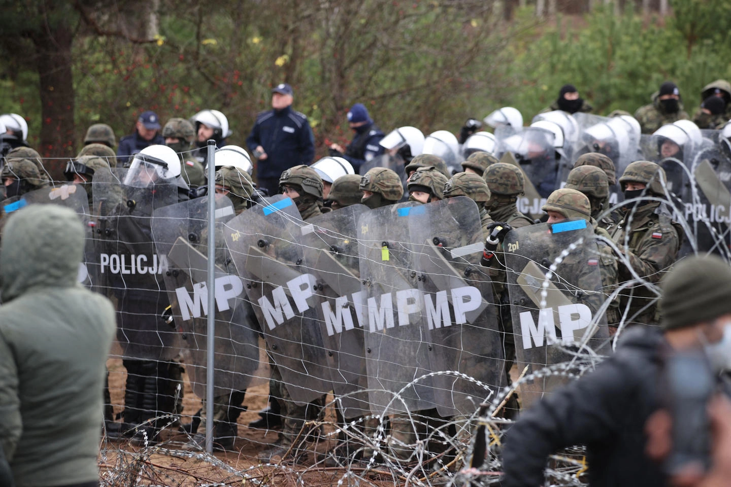 I militari polacchi ammassati al confine con la frontiera bielorussa