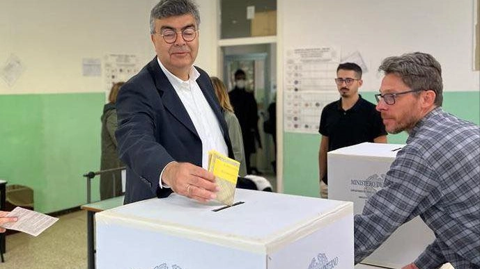 Emanuele Fiano al voto ieri, in un collegio molto difficile