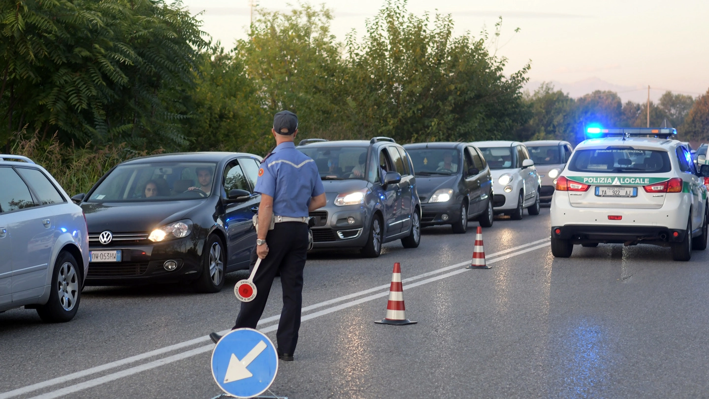 L’intervento della polizia locale sulla Padana
