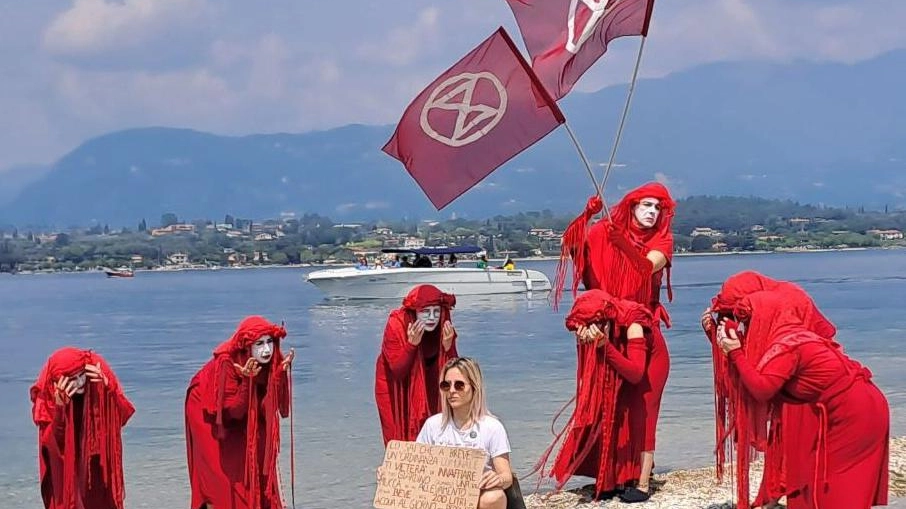 Isola dei Conigli in secca Il blitz dei Ribelli Rossi "Salvate il Lago di Garda" Isola dei Conigli in secca Il blitz dei Ribelli Rossi "Salvate il Lago di Garda"