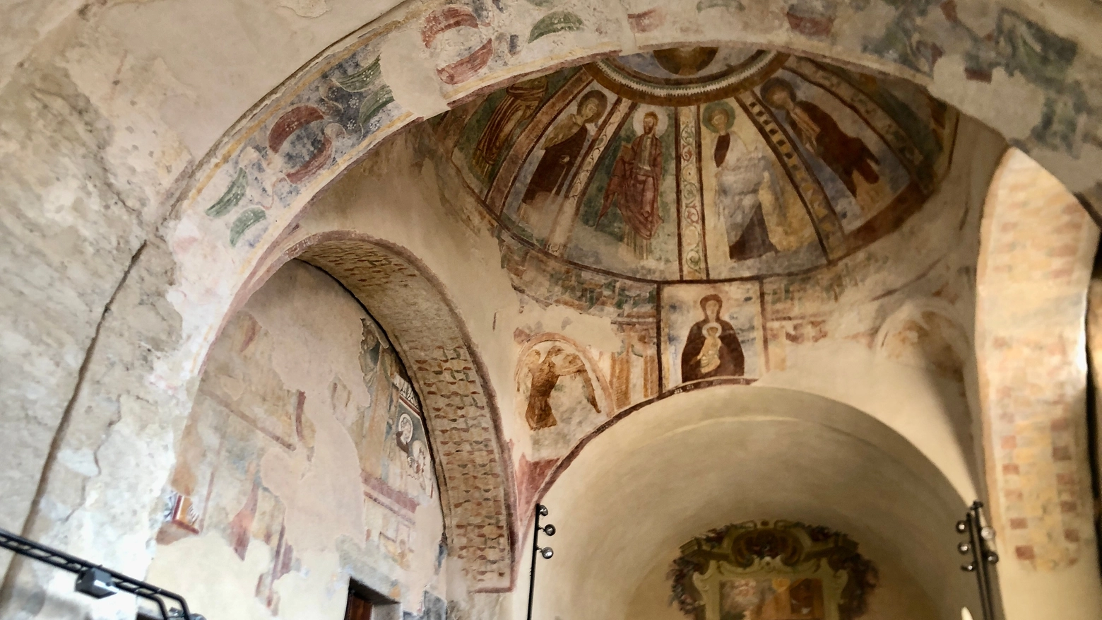 Gli interni della chiesa Gli interni della chiesa