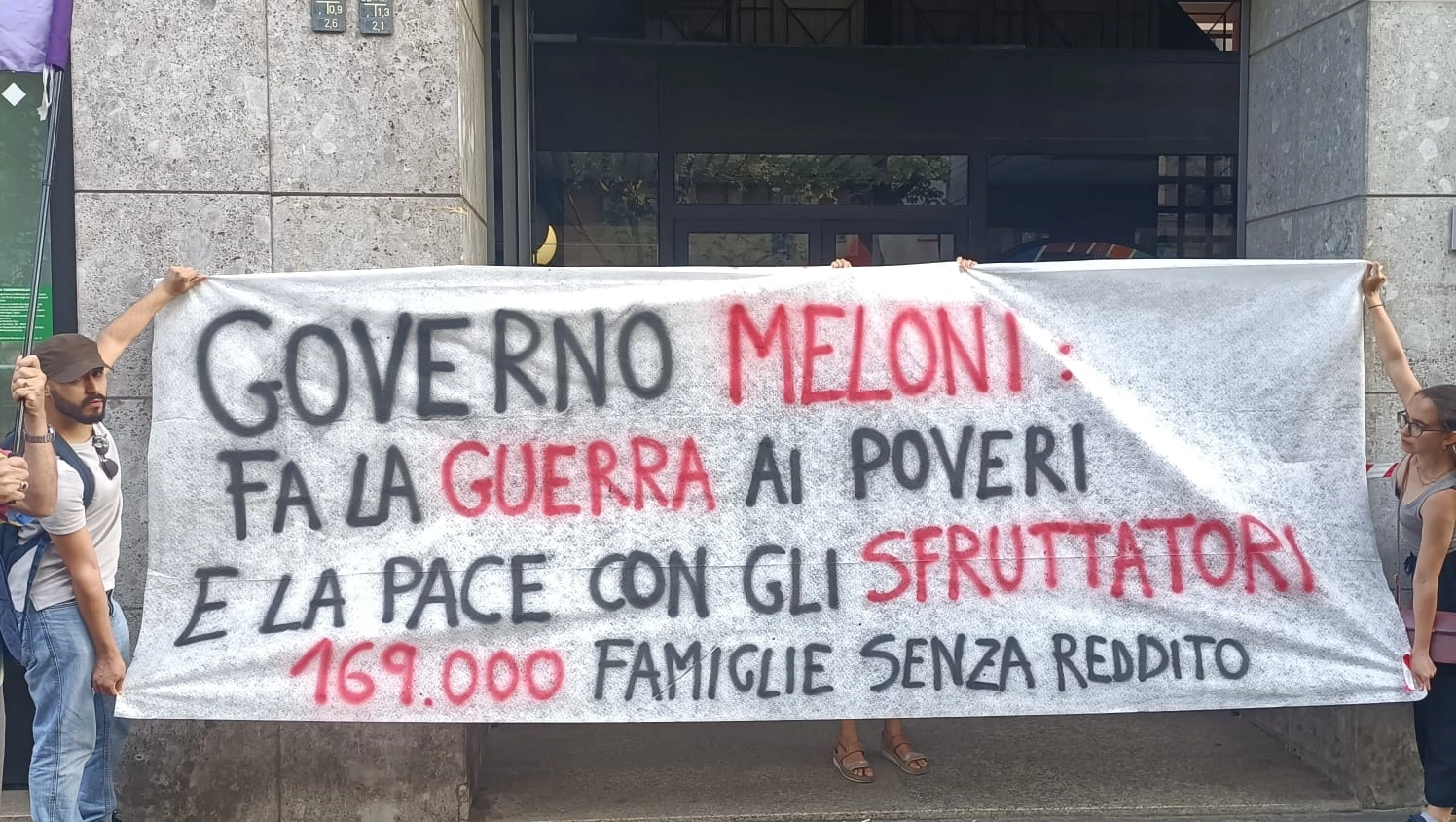 Reddito di cittadinanza, Potere al Popolo sotto la sede Inps di Milano: “Un attacco ai poveri”