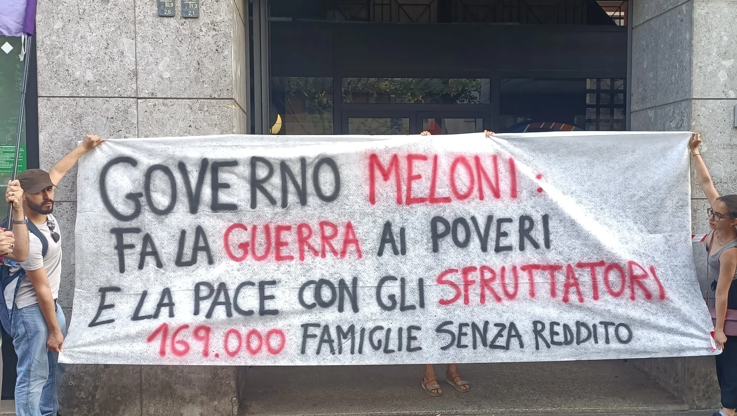 Protesta contro la decisione del Governo di tagliare il sussidio. E rilancia le raccolte firme per salario minimo e omicidio sul lavoro