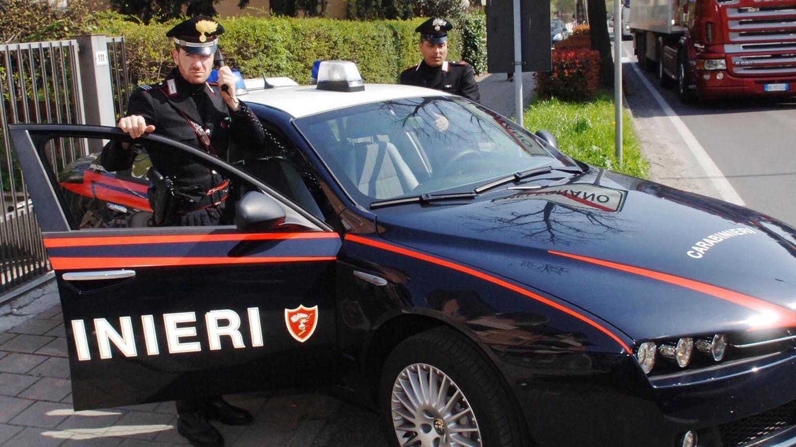Si scaglia contro il padre armato di bastone Si scaglia contro il padre armato di bastone