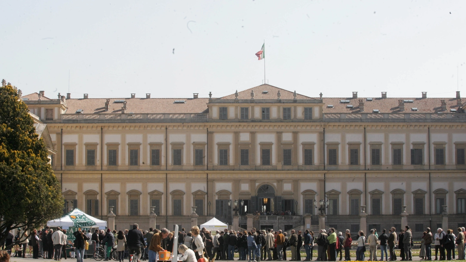 Visitatori in coda per entrare alla Villa Reale di Monza