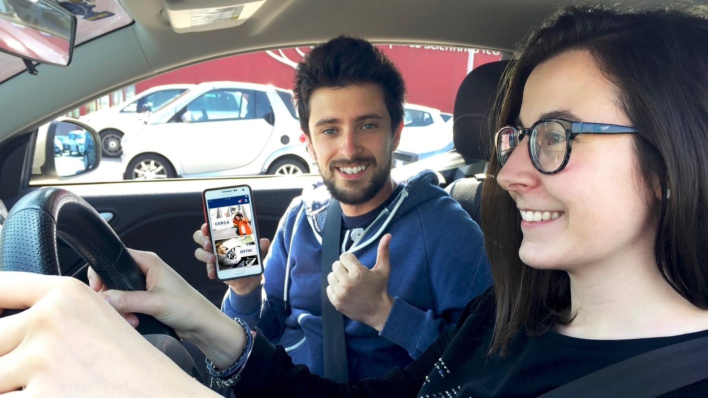 INVENTIVA Andrea Fustinoni e Rossella Migliorati, entrambi   26 anni, mostrano  l’app lanciata per ora in versione beta L’accesso è limitato agli studenti