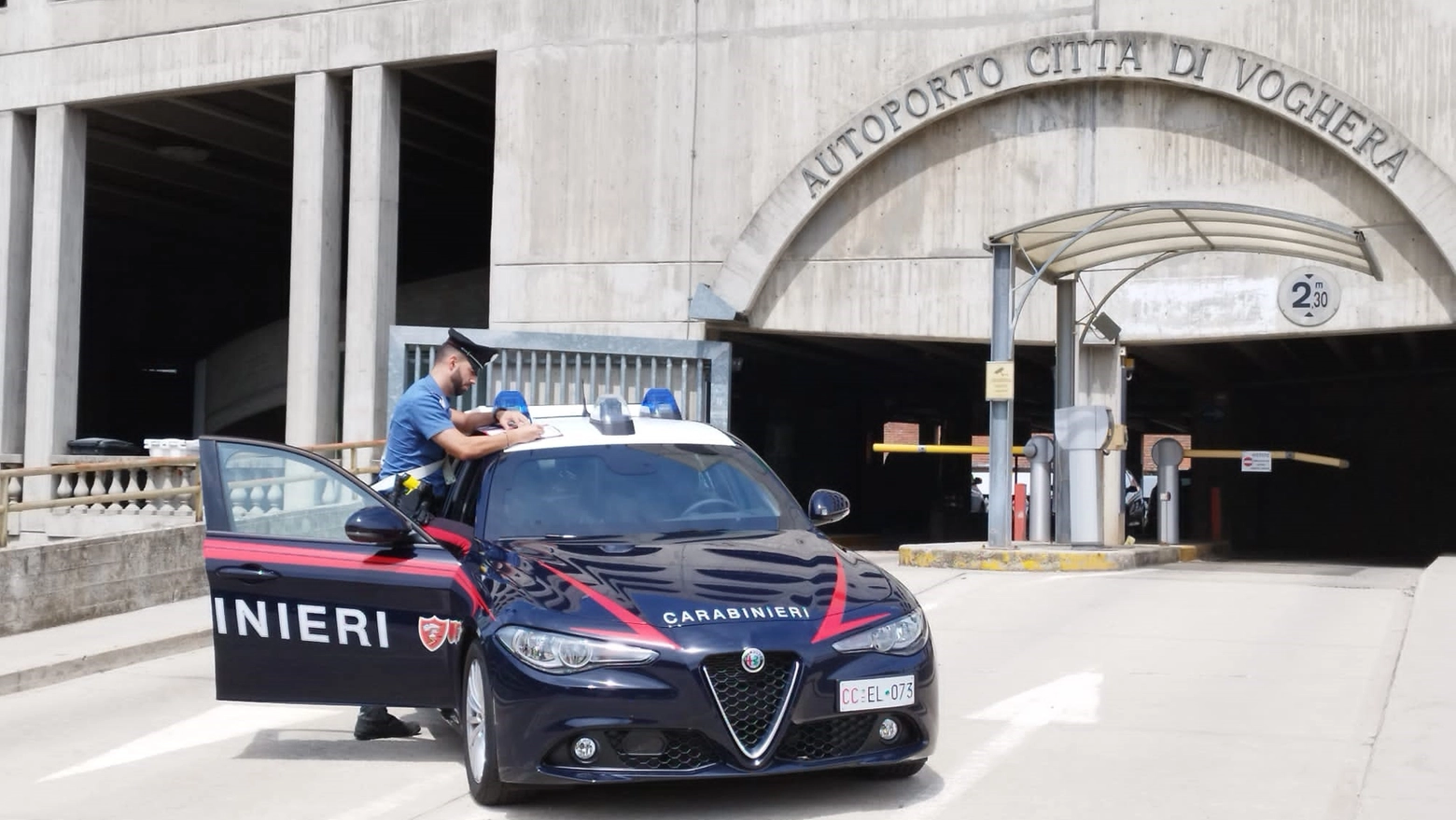 Carabinieri davanti all'Autoporto di Voghera Carabinieri davanti all'Autoporto di Voghera