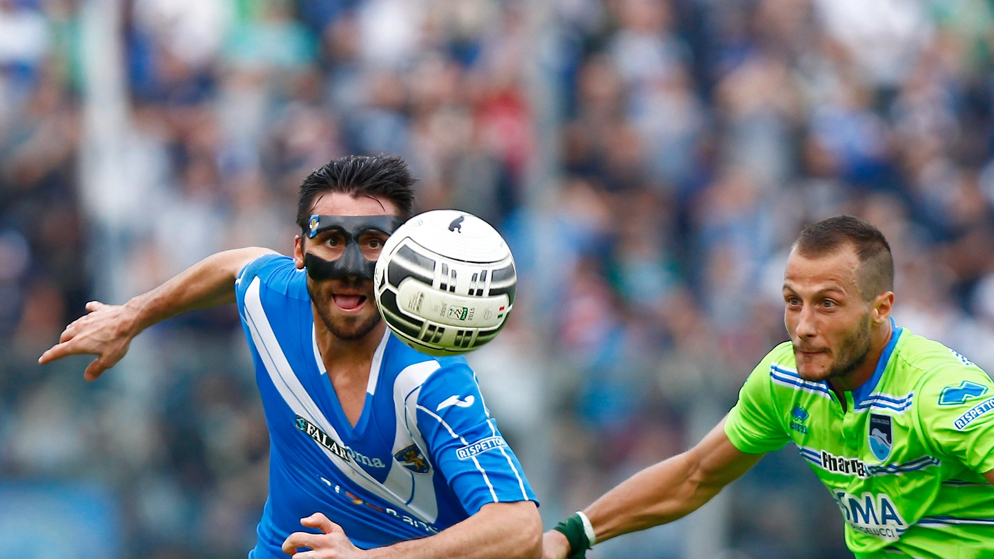 Grillo del Pescara insegue Caracciolo, attaccante del Brescia con una maschera, rimasto a secco