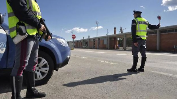 La Polizia Stradale dà l'alt a un automobilista